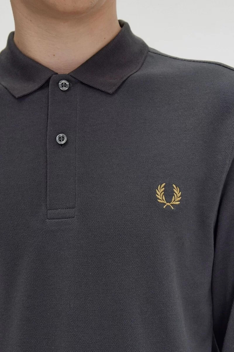 camisa fred perry m6006 para hombre color gris ancla y café oscuro