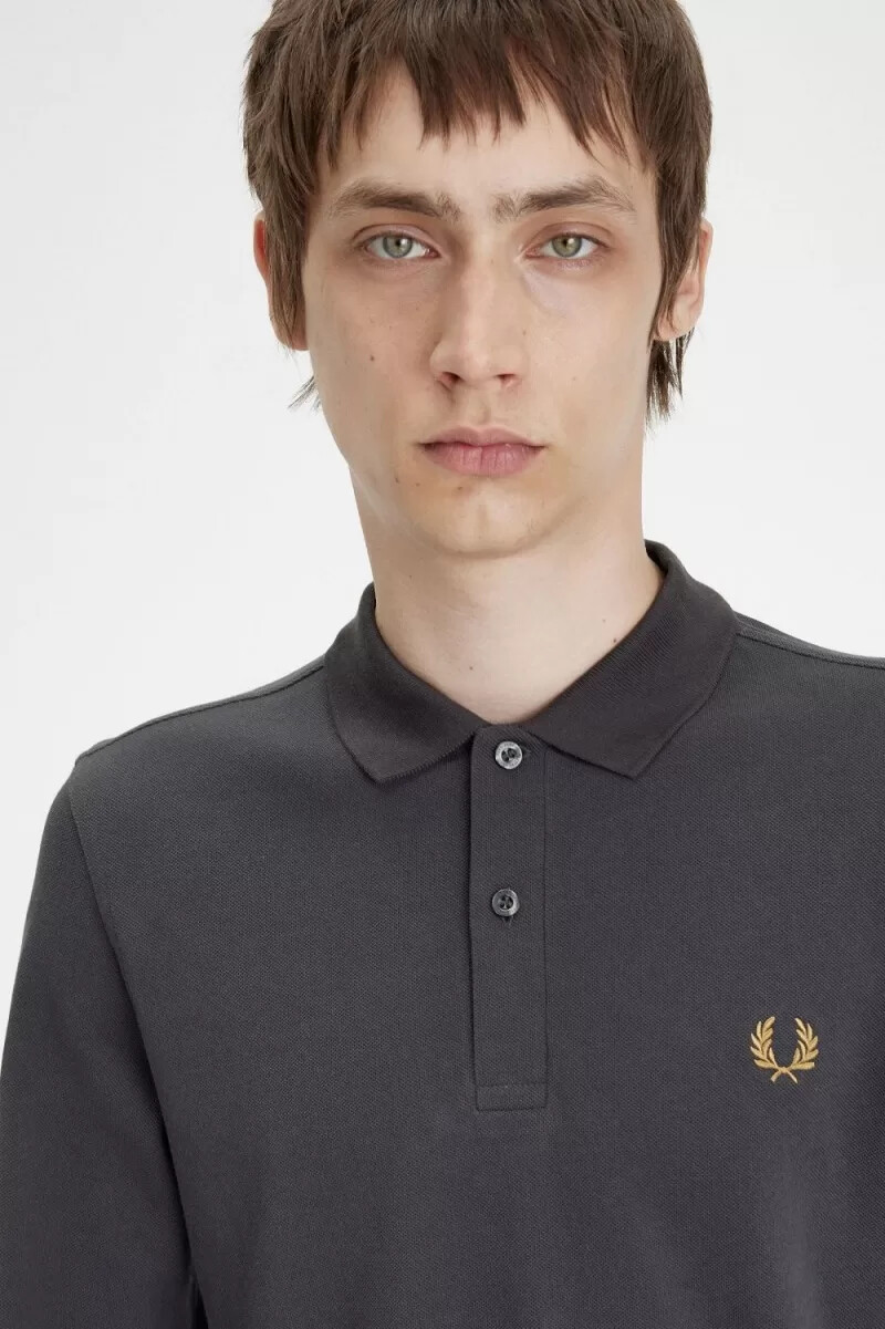 camisa fred perry m6006 para hombre color gris ancla y café oscuro