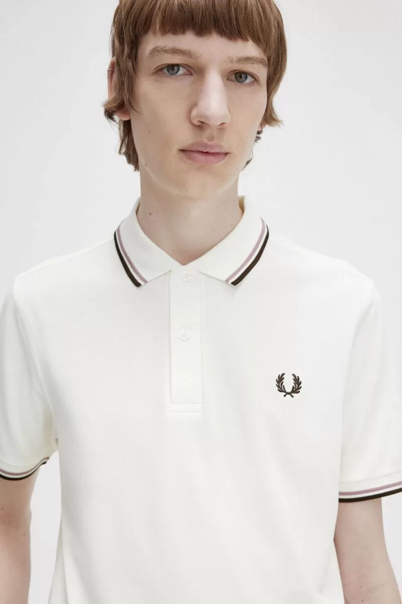 camisa fred perry m3600 para hombre color blanco nieve rosa intenso y tabaco quemado