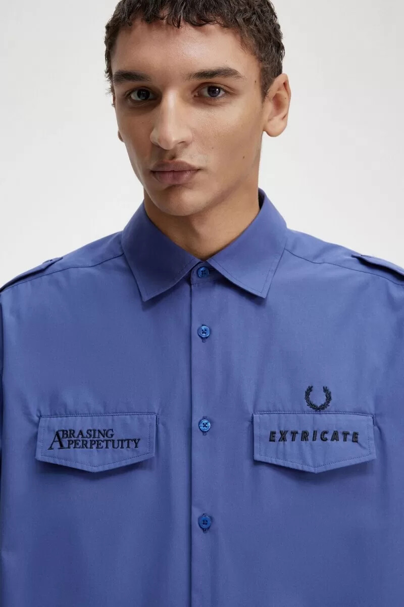 camisa utilitaria extragrande fred perry para hombre en azul real
