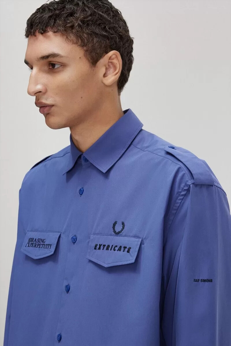 camisa utilitaria extragrande fred perry para hombre en azul real