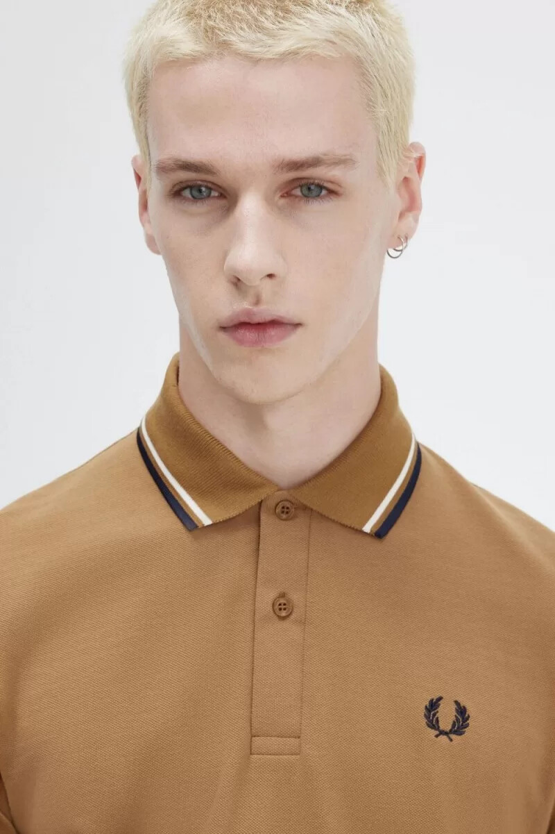 camisa fred perry m12 para hombre color café oscuro beige y azul marino