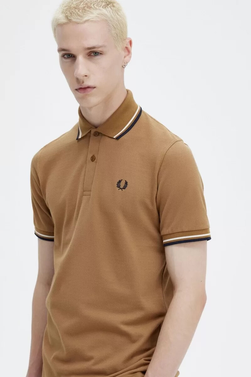 camisa fred perry m12 para hombre color café oscuro beige y azul marino