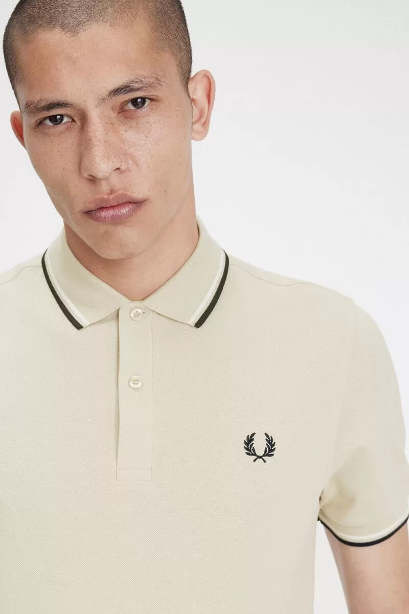 camisa fred perry m3600 para hombre color avena beige y negro