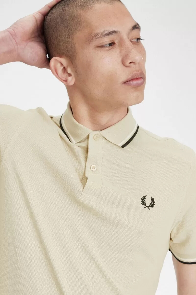 camisa fred perry m3600 para hombre color avena beige y negro
