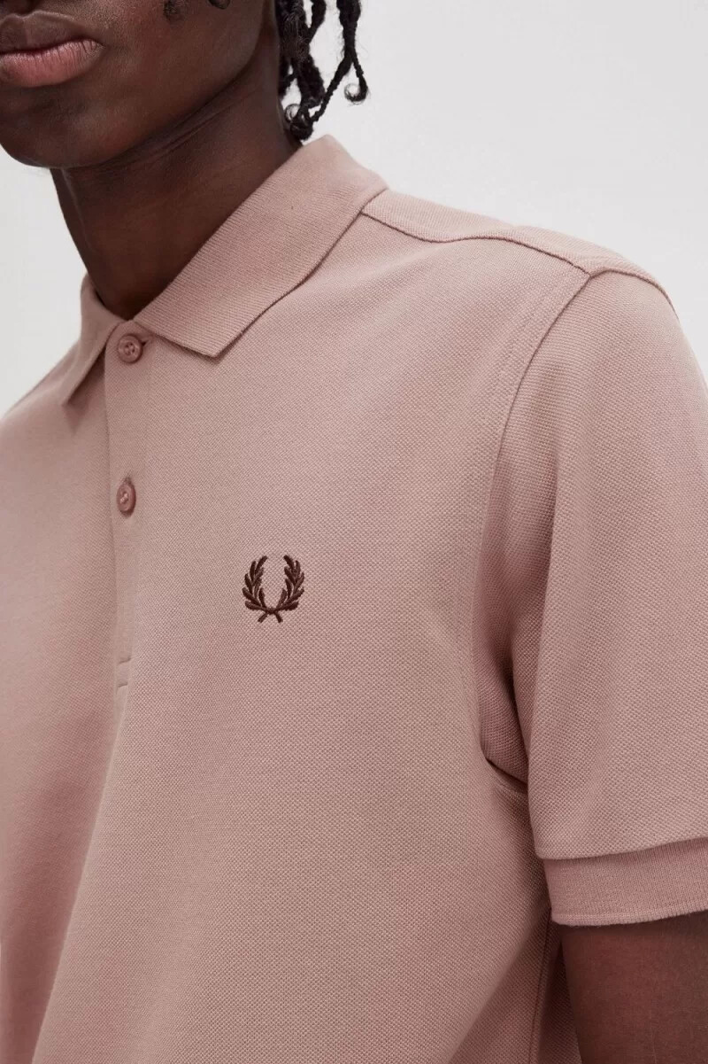 camisa fred perry m6000 para hombre color rosa oscuro y tabaco quemado