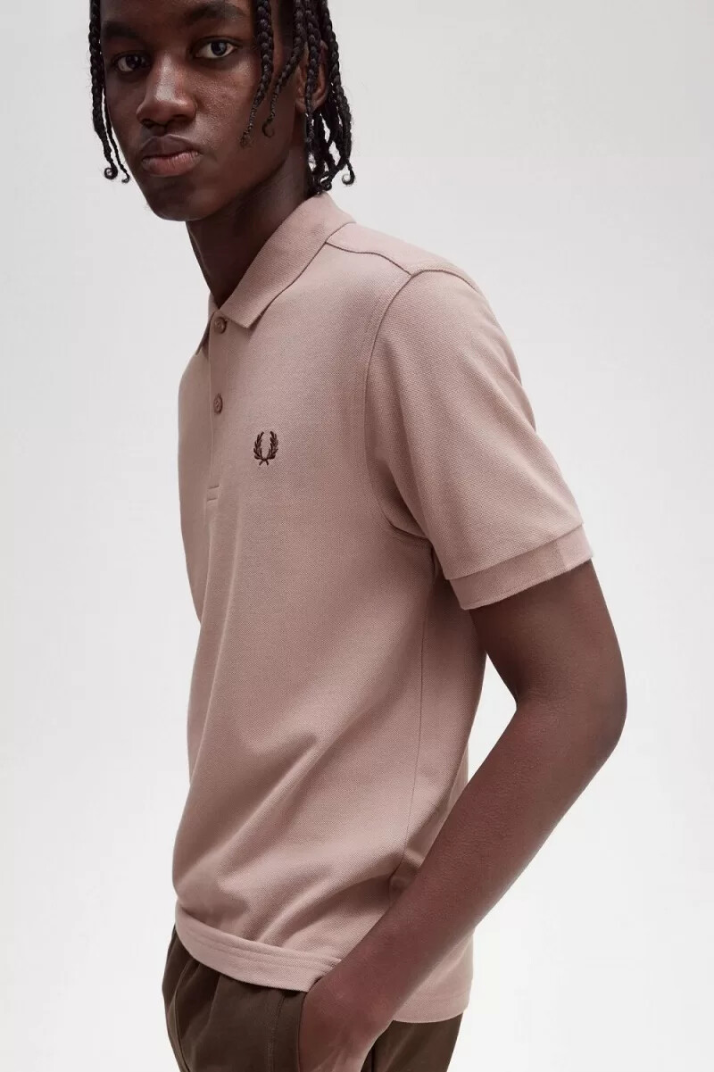 camisa fred perry m6000 para hombre color rosa oscuro y tabaco quemado
