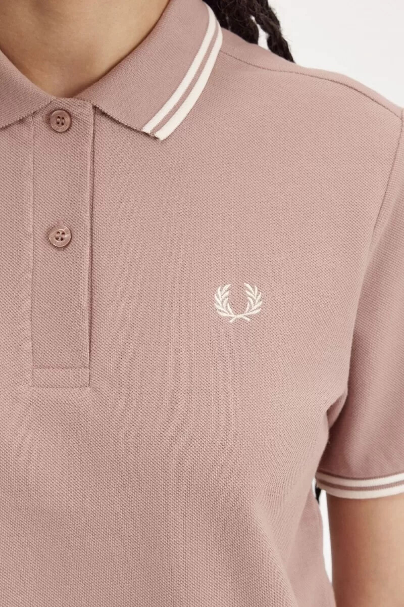 camisa fred perry g3600 para mujer color rosa oscuro y beige