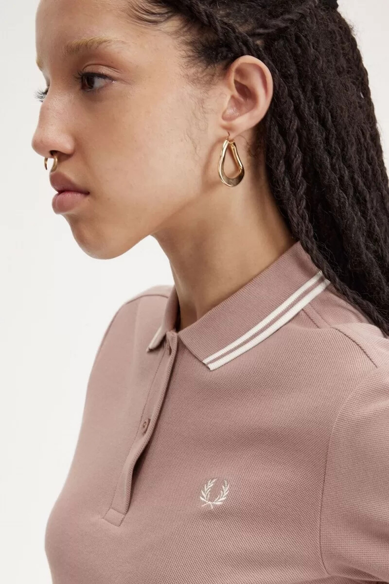 camisa fred perry g3600 para mujer color rosa oscuro y beige