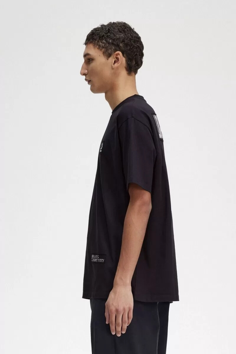 camiseta relajada con parche estampado de fred perry para hombre negra