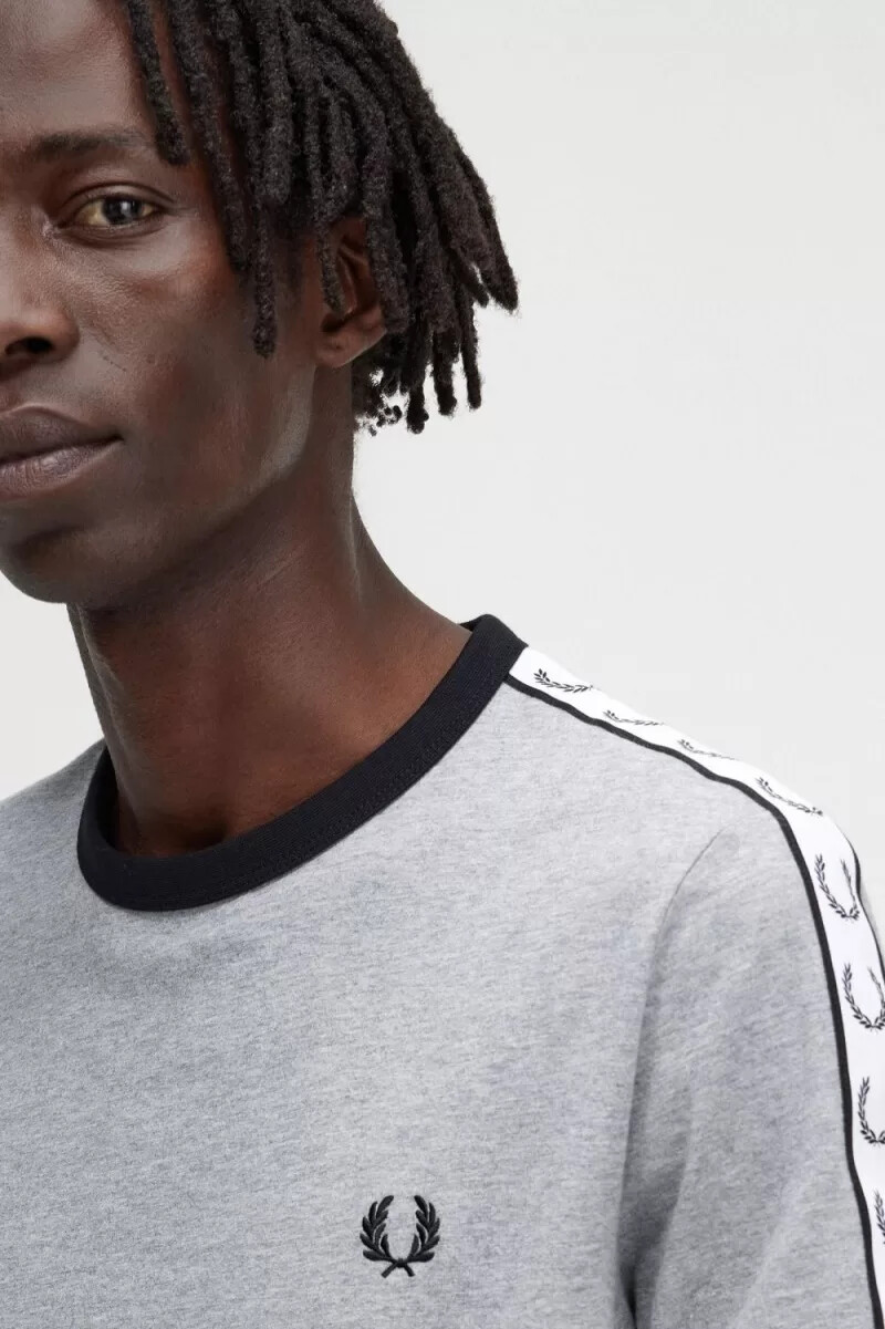camiseta fred perry con ribetes en gris para hombre