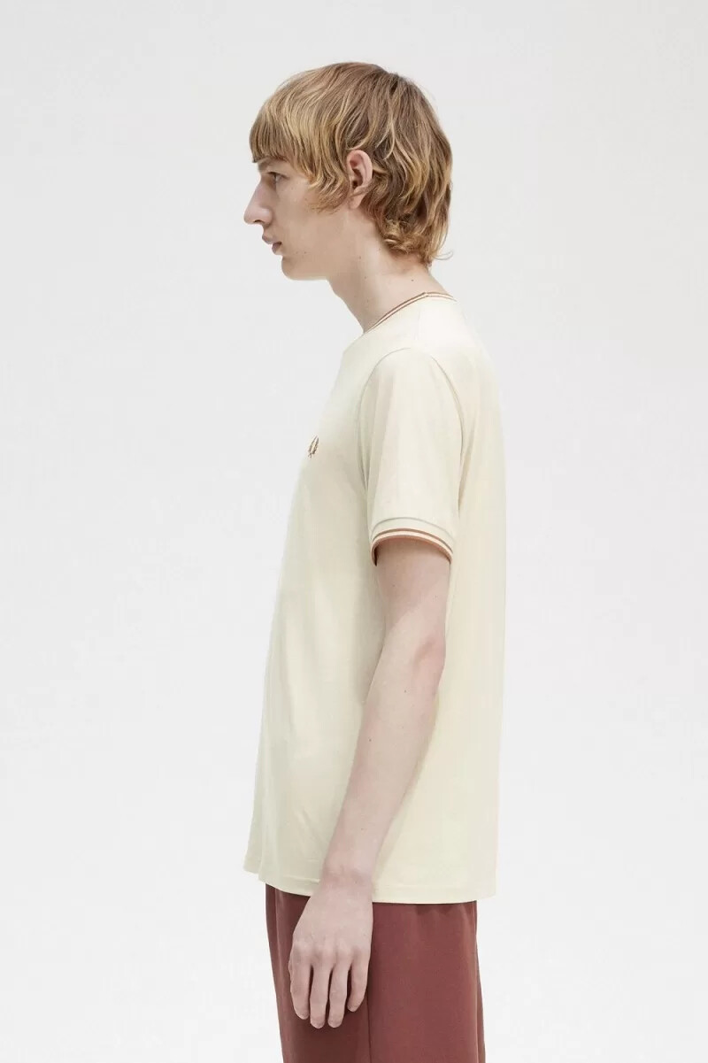 camiseta fred perry twin tipped para hombre color avena
