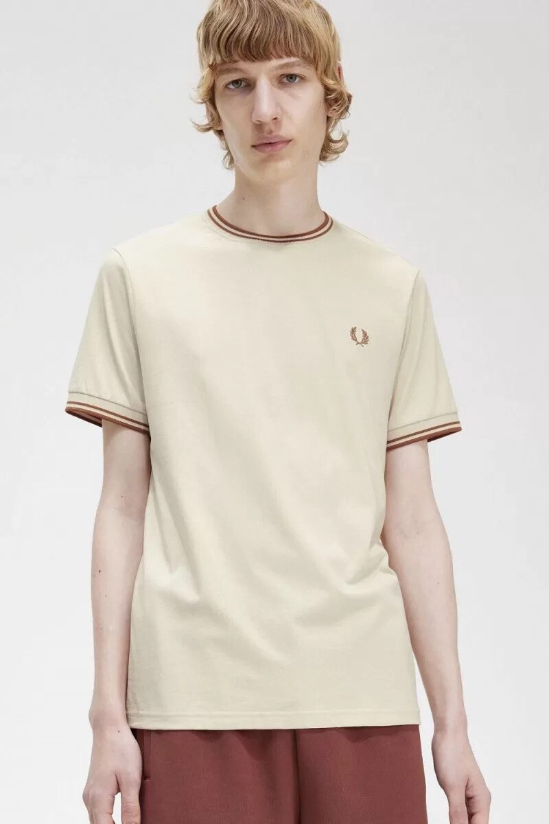 camiseta fred perry twin tipped para hombre color avena