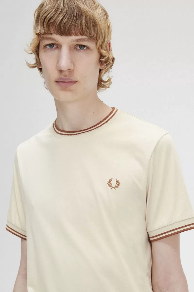 camiseta fred perry twin tipped para hombre color avena