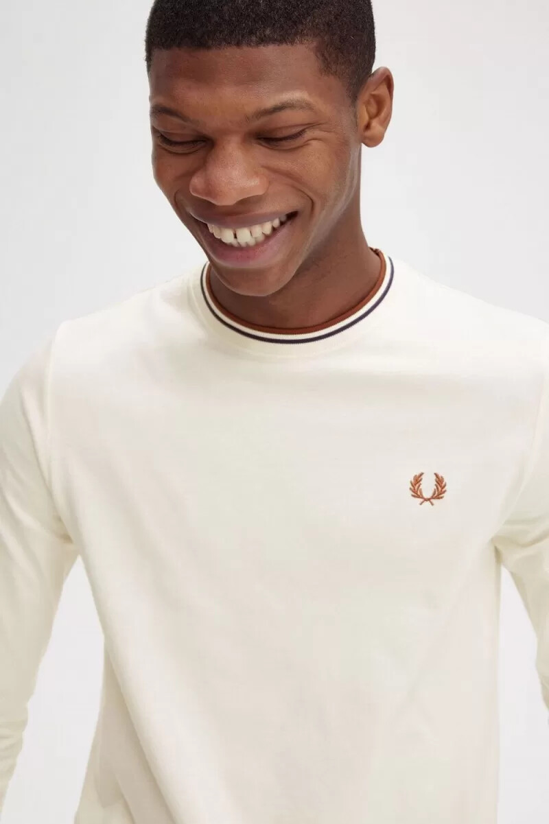 camiseta fred perry twin tipped para hombre beige y marrón whisky