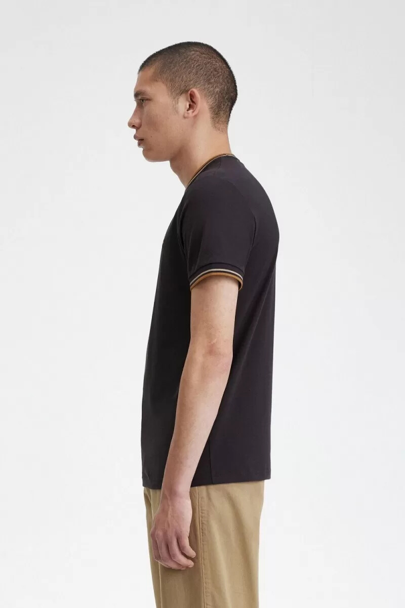 camiseta fred perry twin tipped para hombre con ancla gris verde y café oscuro