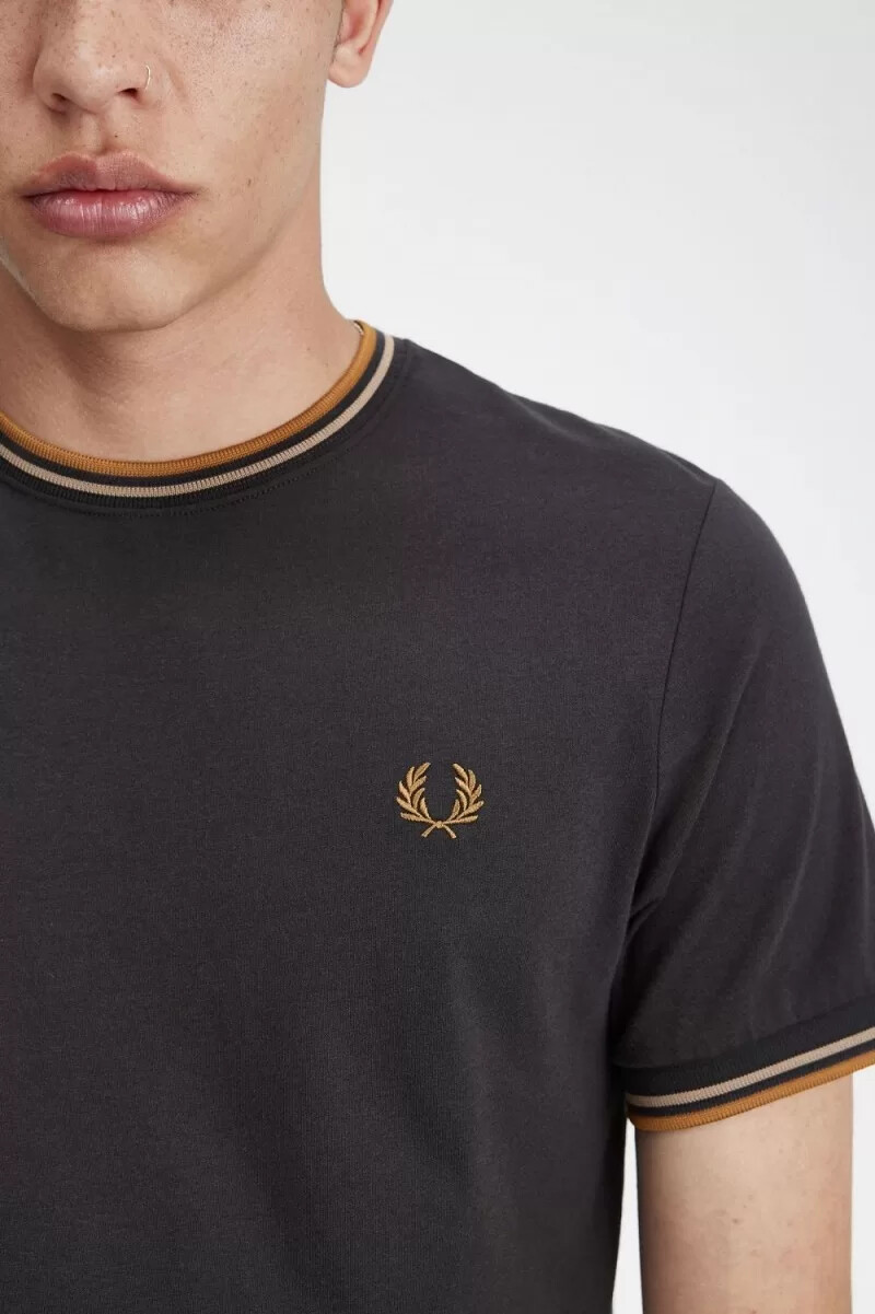 camiseta fred perry twin tipped para hombre con ancla gris verde y café oscuro