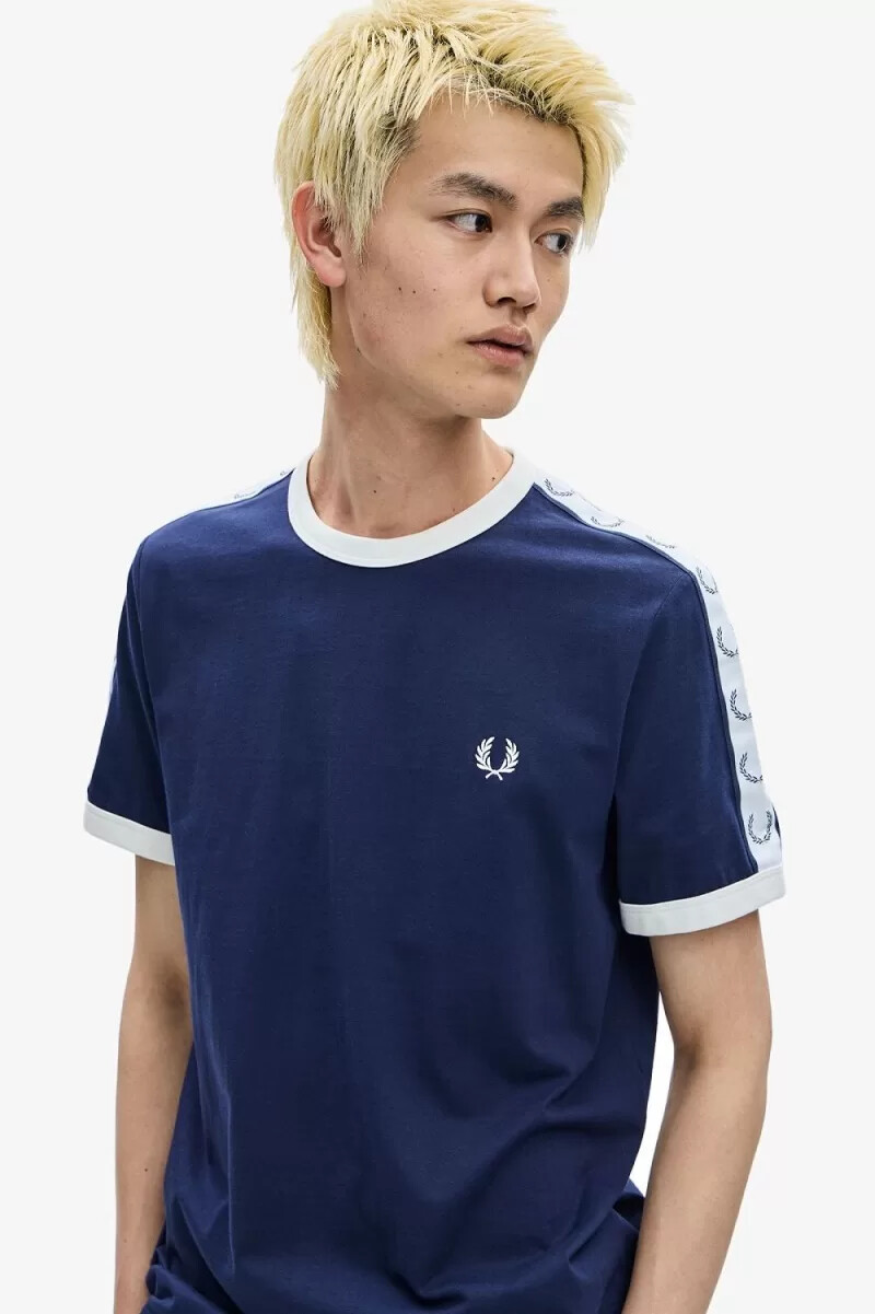 camiseta fred perry con ribetes y cinta para hombre en azul carbón