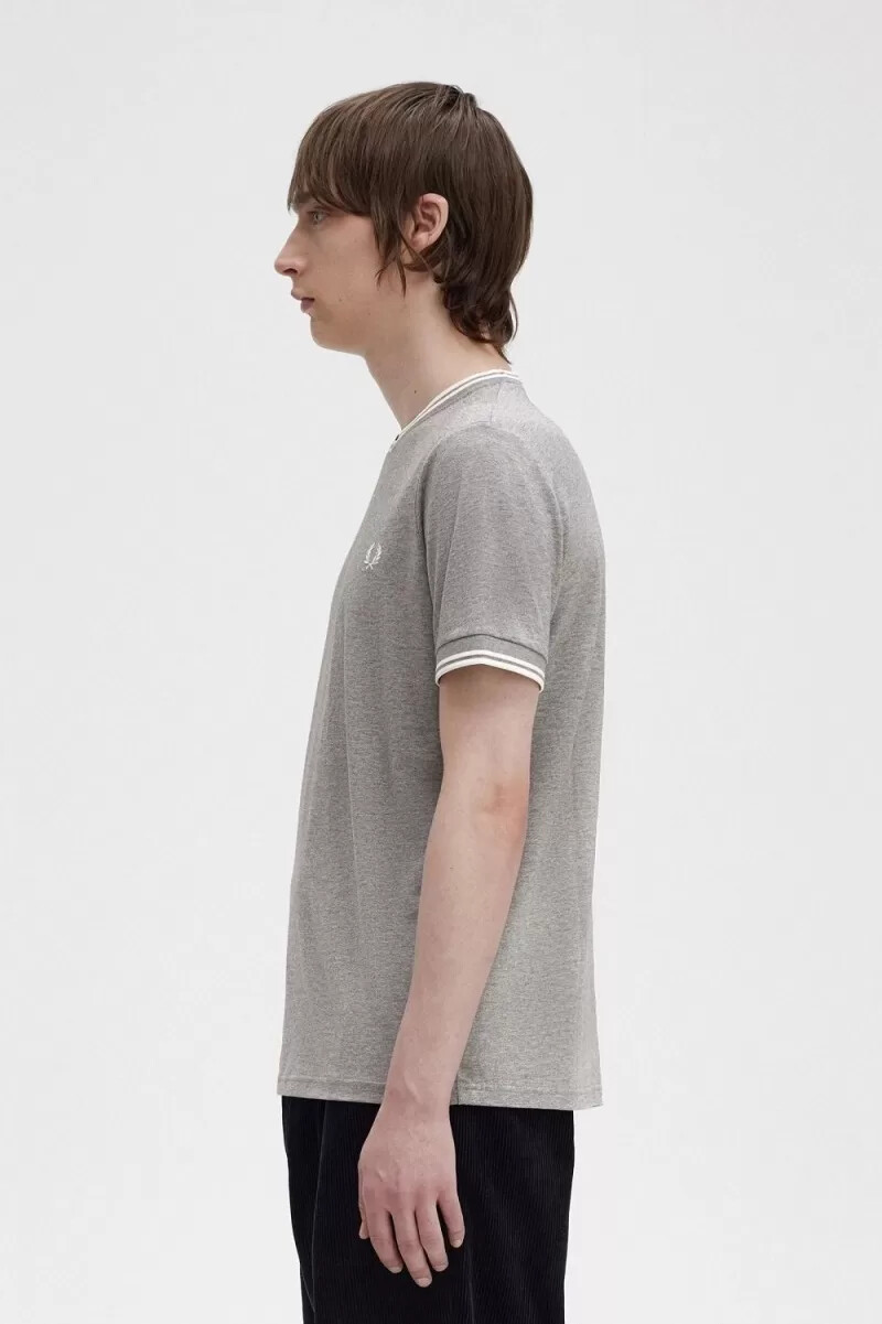camiseta fred perry twin tipped para hombre gris