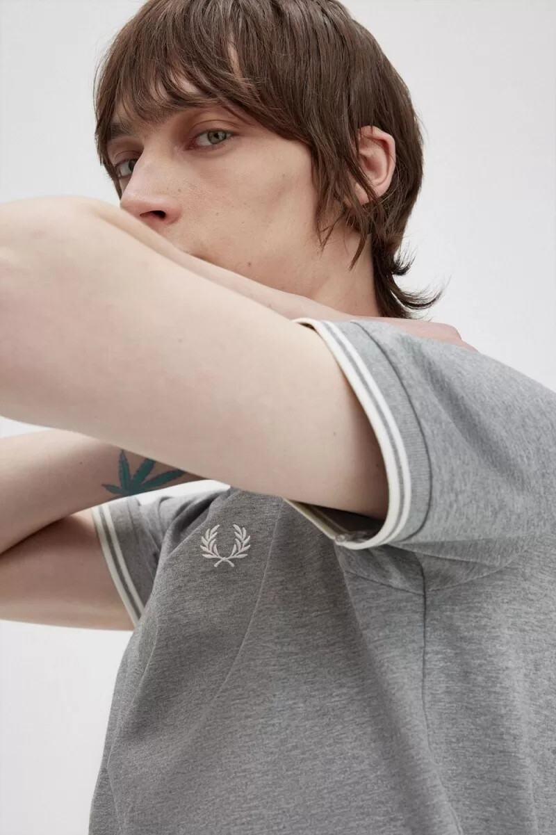 camiseta fred perry twin tipped para hombre gris