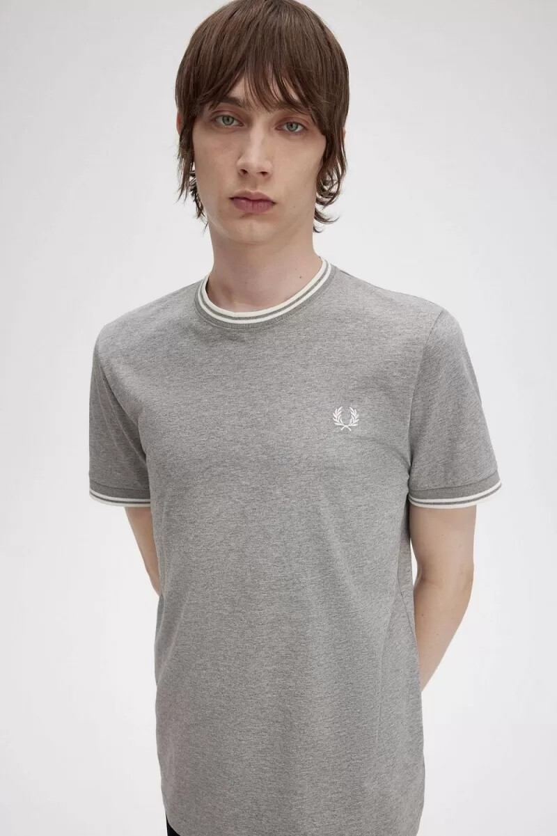 camiseta fred perry twin tipped para hombre gris