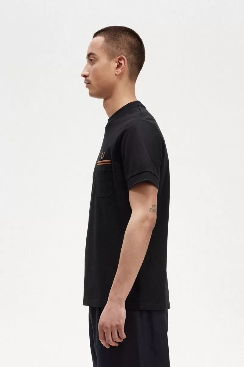 camiseta fred perry con bolsillo doble con ribete negro para hombre