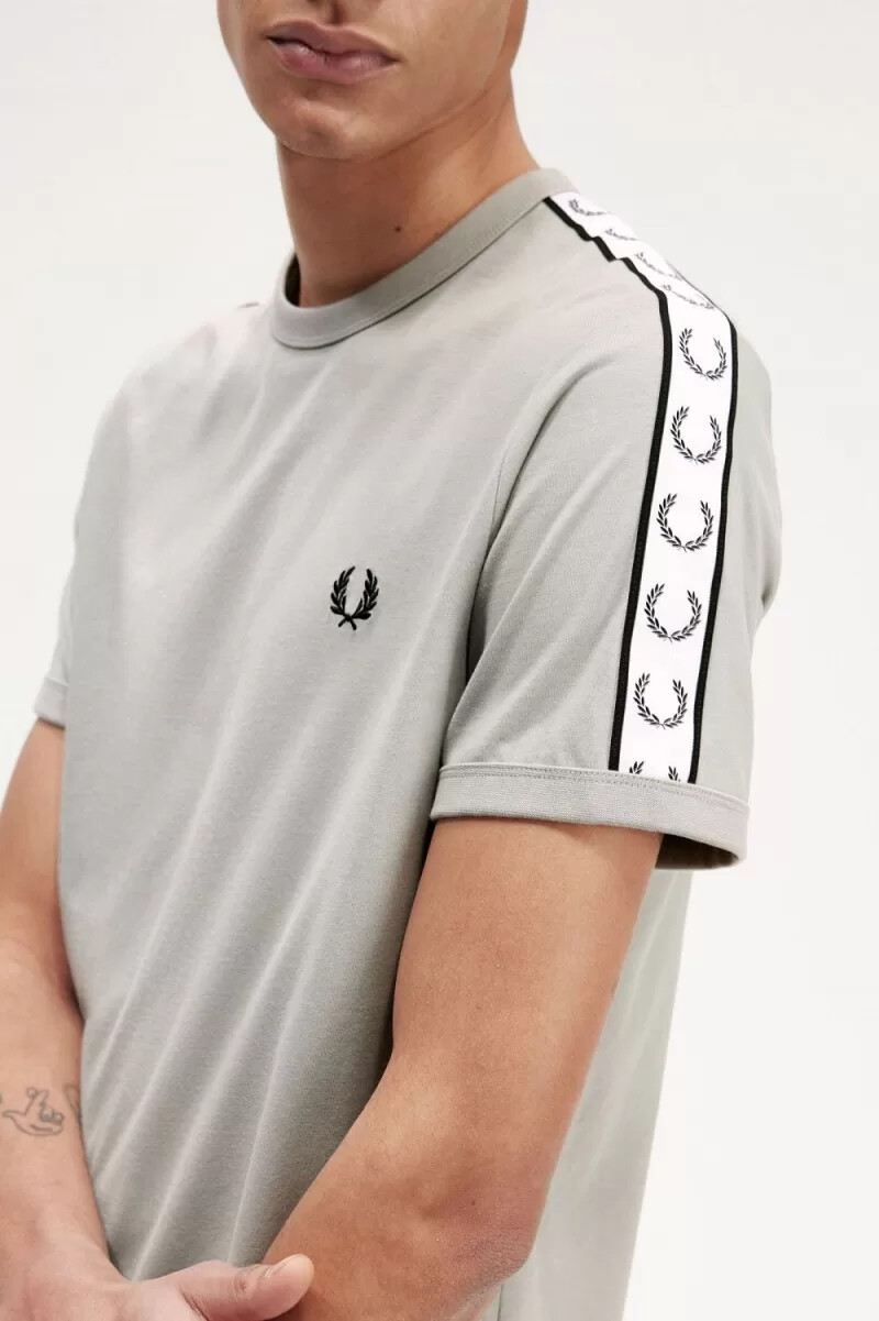 camiseta fred perry con ribetes en gris para hombre