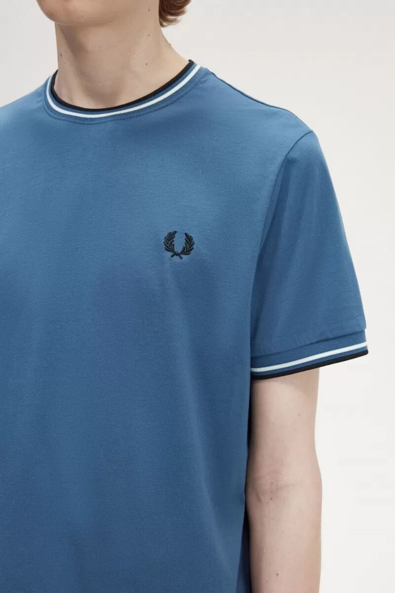 camiseta fred perry twin tipped para hombre azul medianoche