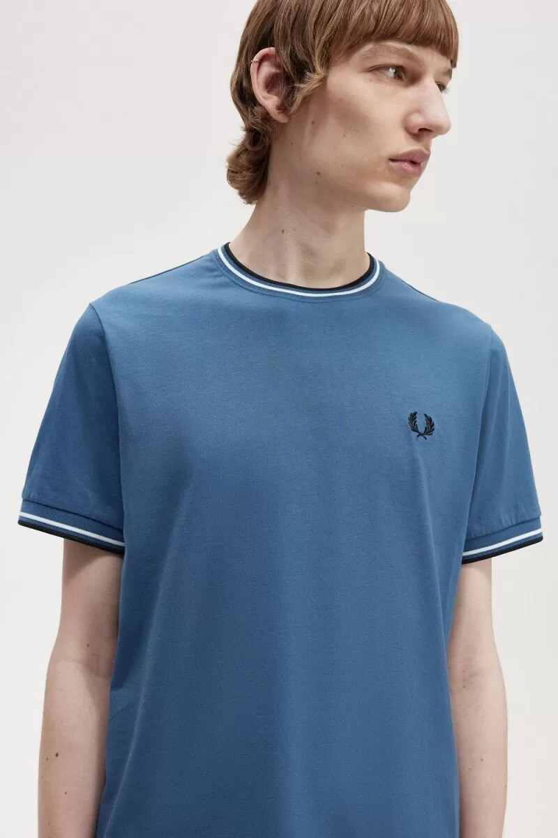 camiseta fred perry twin tipped para hombre azul medianoche