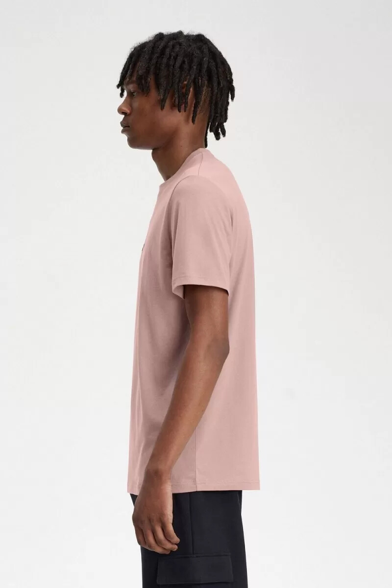 camiseta bordada fred perry para hombre en rosa oscuro