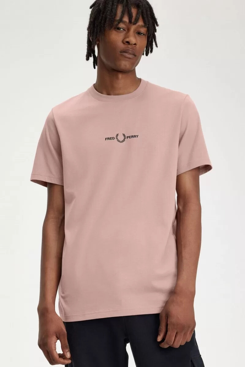 camiseta bordada fred perry para hombre en rosa oscuro