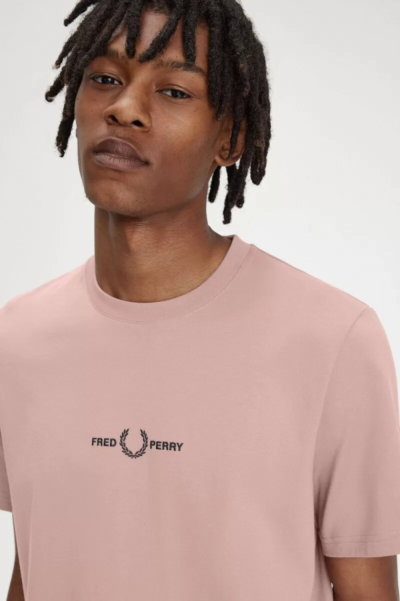 camiseta bordada fred perry para hombre en rosa oscuro