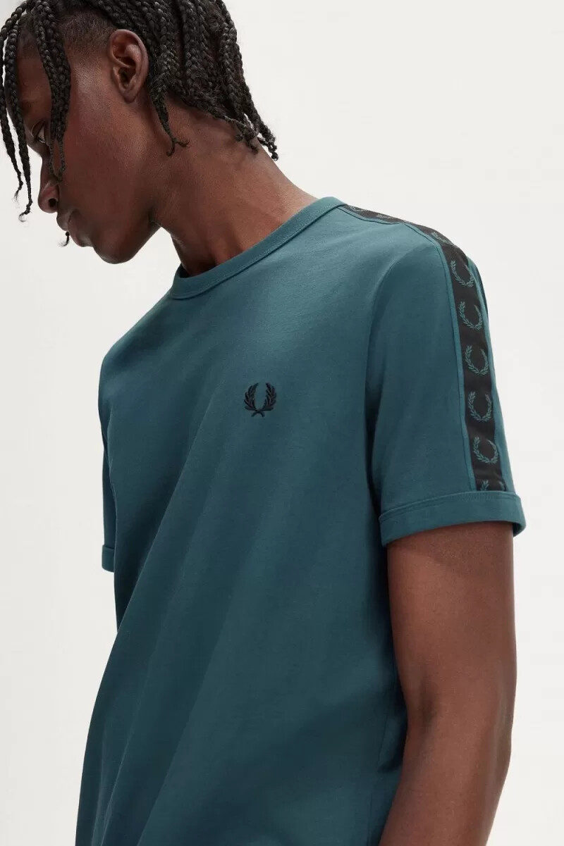 camiseta fred perry con ribetes y cinta en contraste para hombre azul petróleo y negro