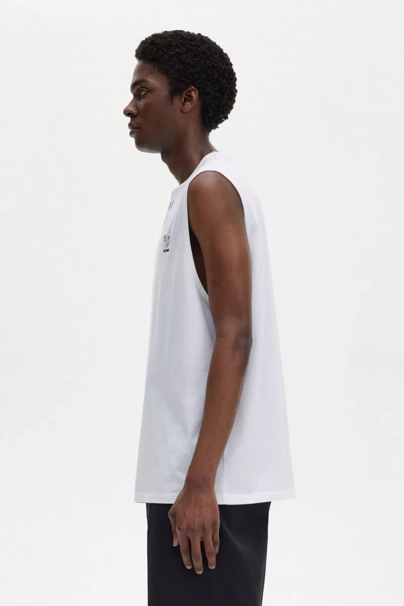 camiseta blanca con estampado de fred perry para hombre