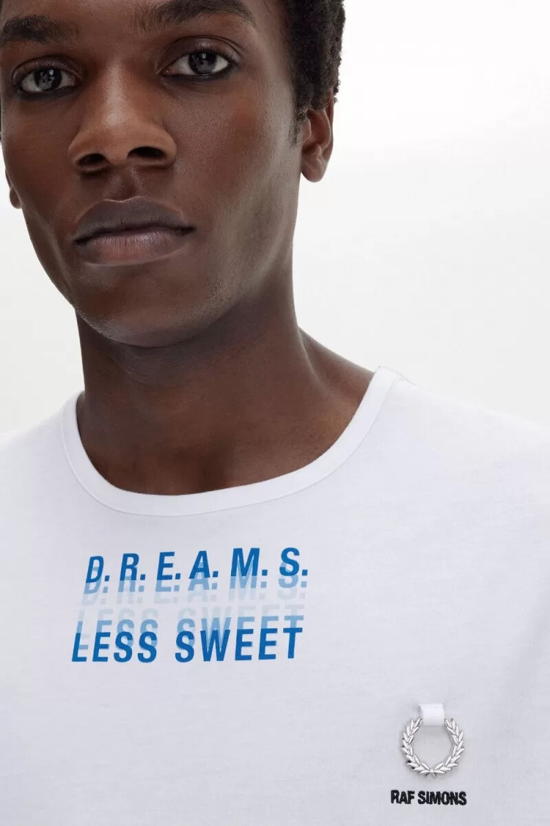 camiseta blanca con estampado de fred perry para hombre