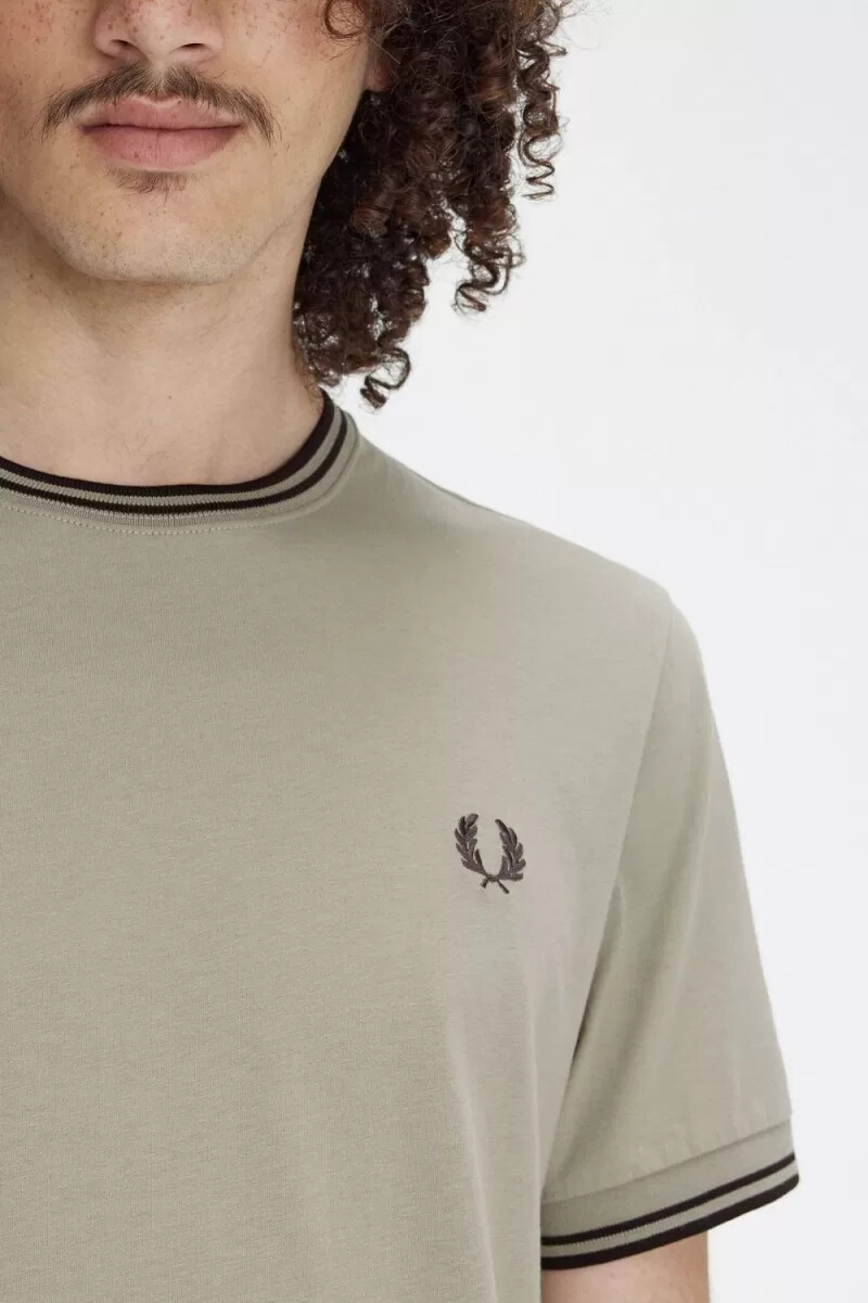 camiseta fred perry twin tipped para hombre gris cálido rojo oscuro