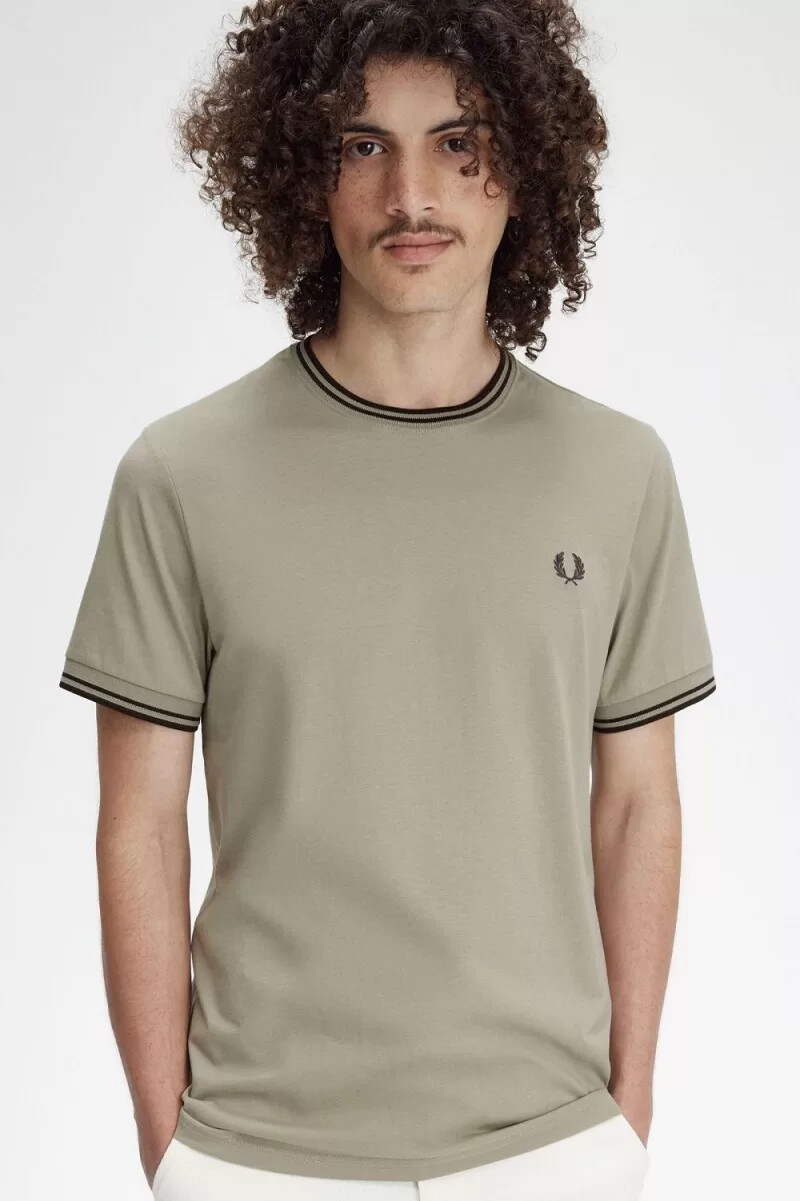 camiseta fred perry twin tipped para hombre gris cálido rojo oscuro