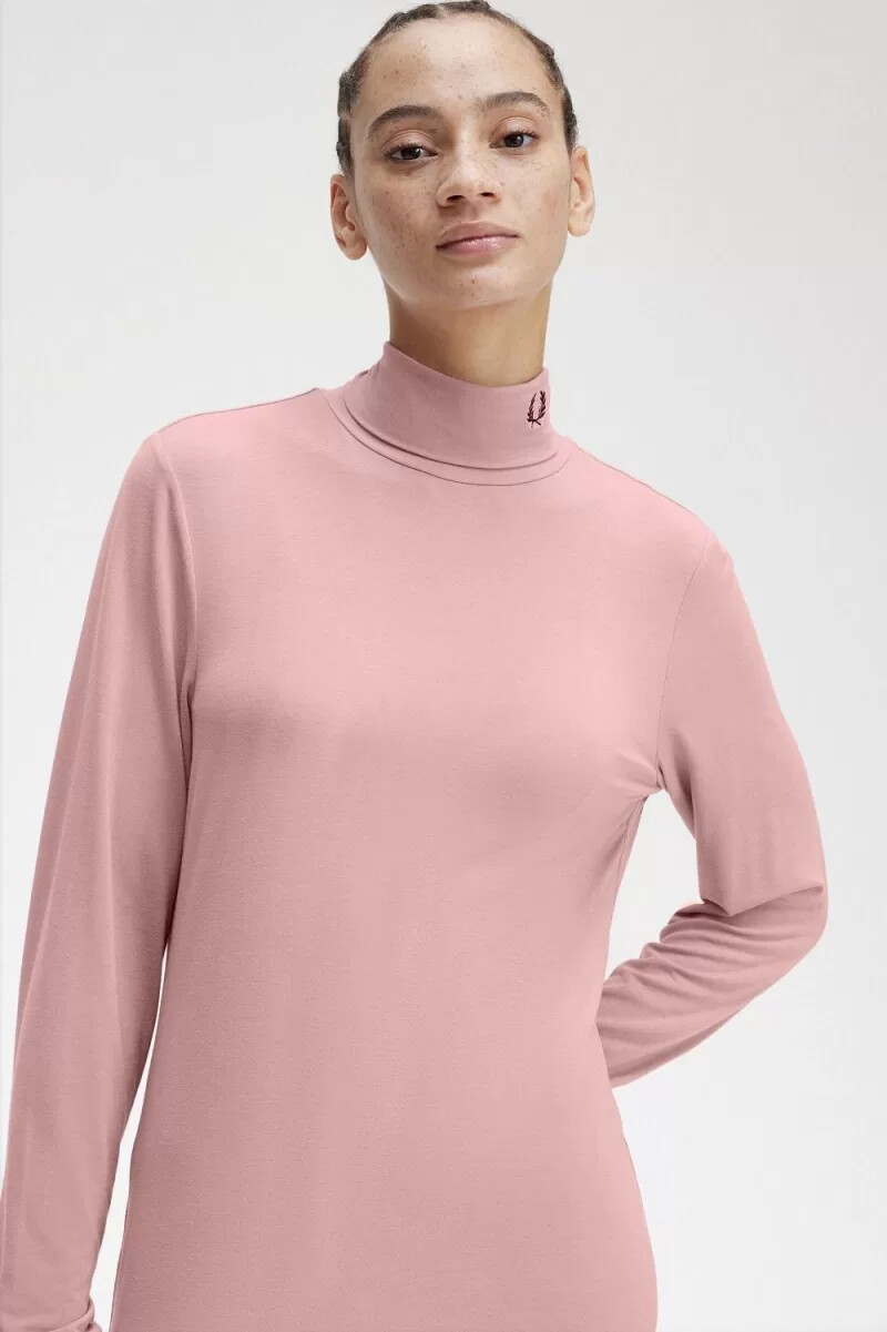 camiseta de cuello alto fred perry para mujer en rosa empolvado