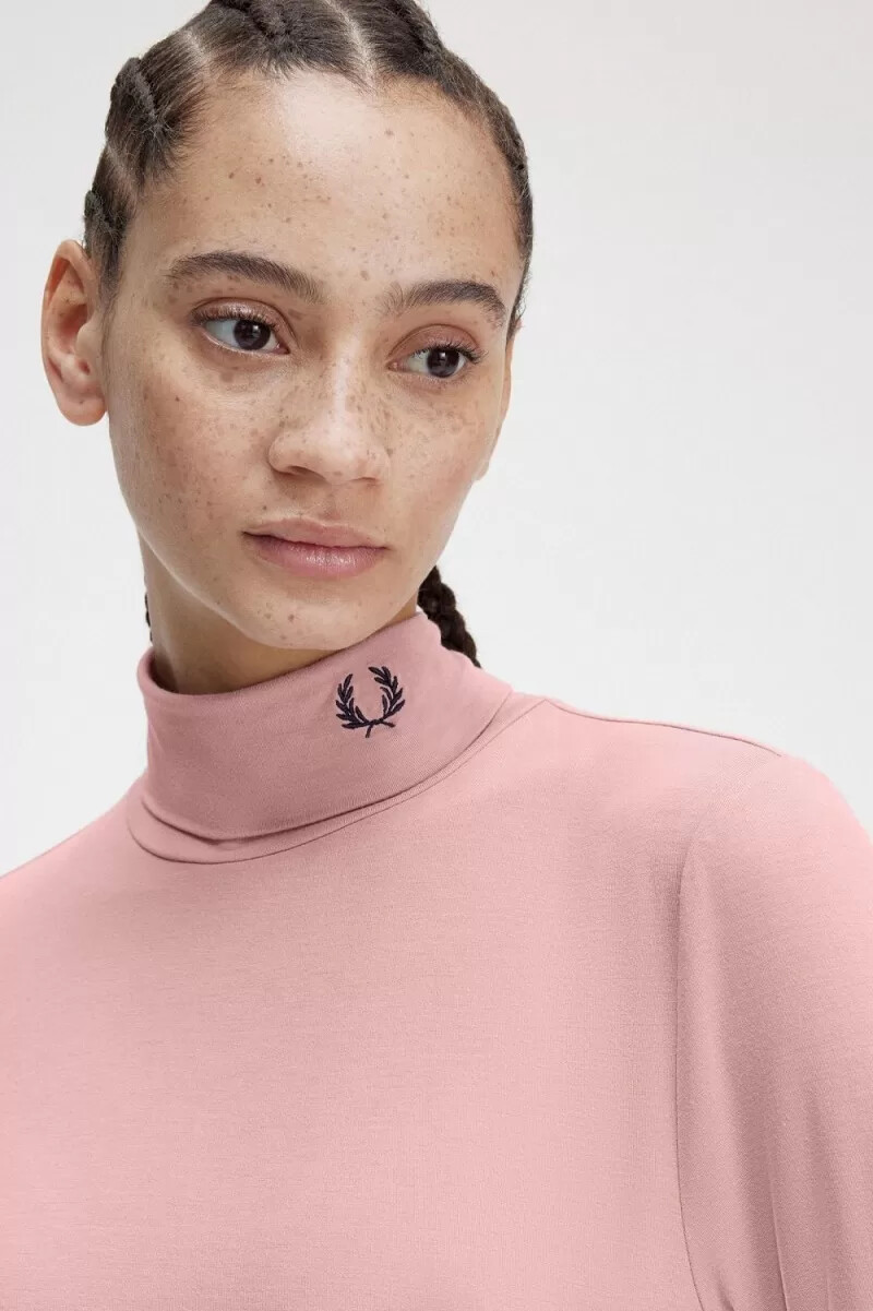 camiseta de cuello alto fred perry para mujer en rosa empolvado
