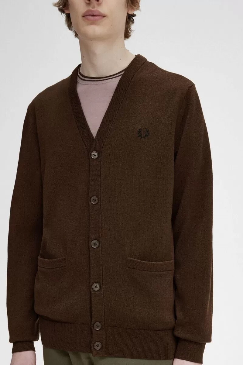cárdigan clásico fred perry para hombre en color tabaco quemado