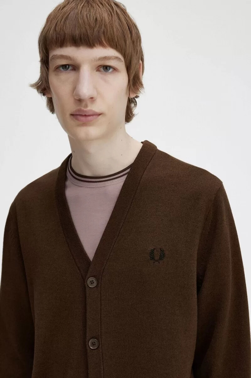 cárdigan clásico fred perry para hombre en color tabaco quemado
