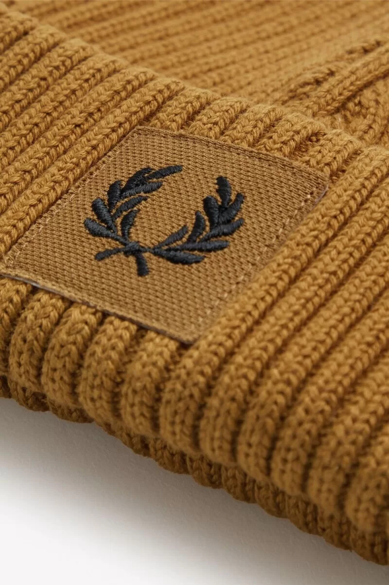 gorras acanaladas con parche de la marca fred perry para hombre color café oscuro y negro