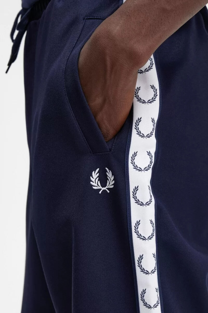 pantalones deportivos fred perry con cinta para hombre en azul carbón