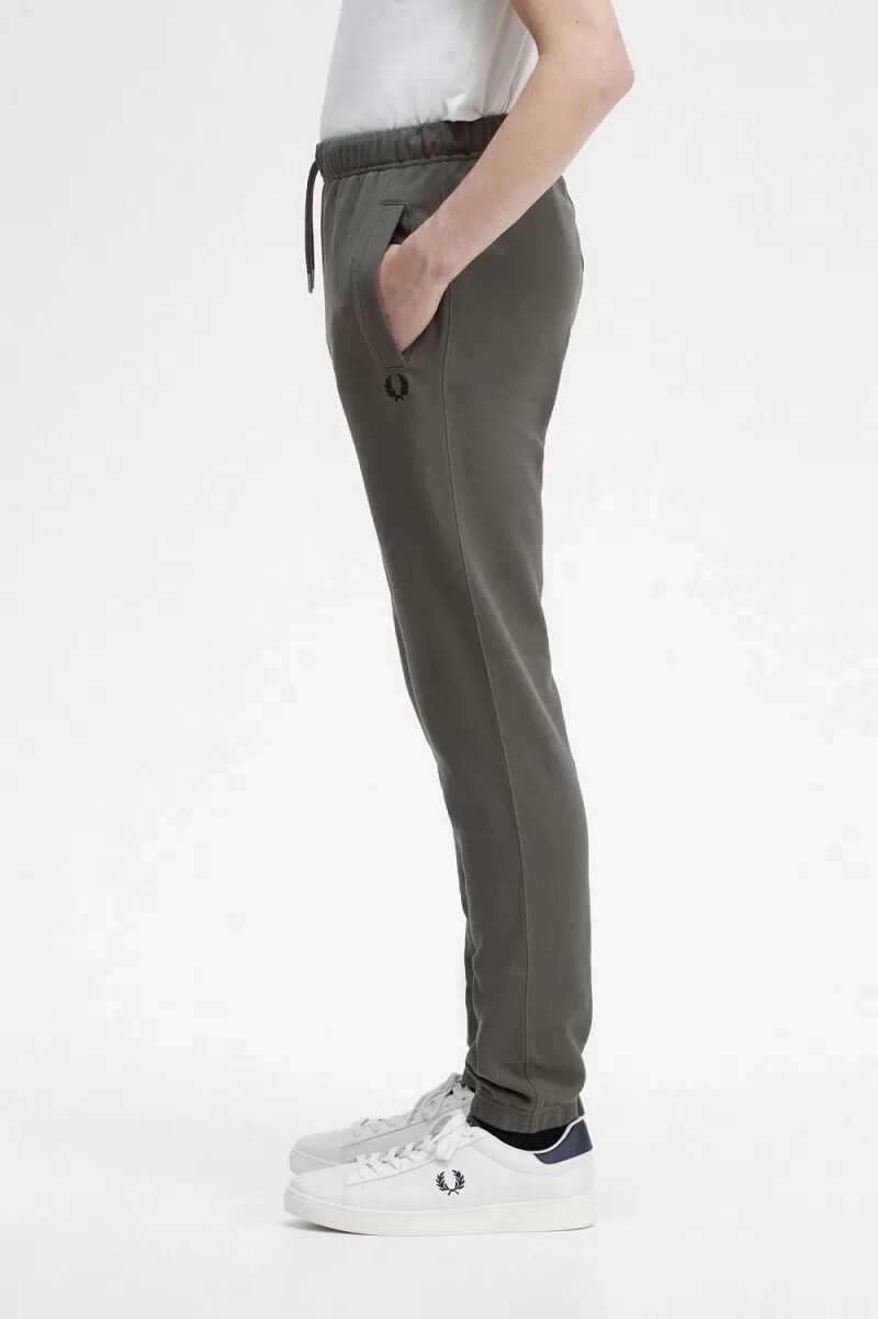 pantalones deportivos fred perry loopback para hombre color verde campo