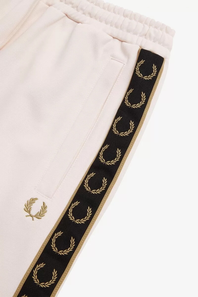 pantalones deportivos fred perry taped track para mujer silky peach