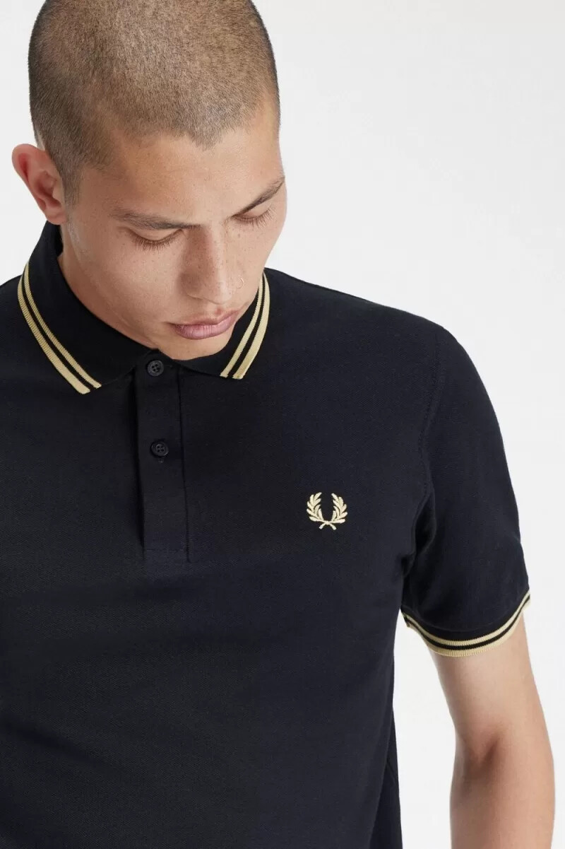 polo fred perry makati m12 para hombre color negro champán