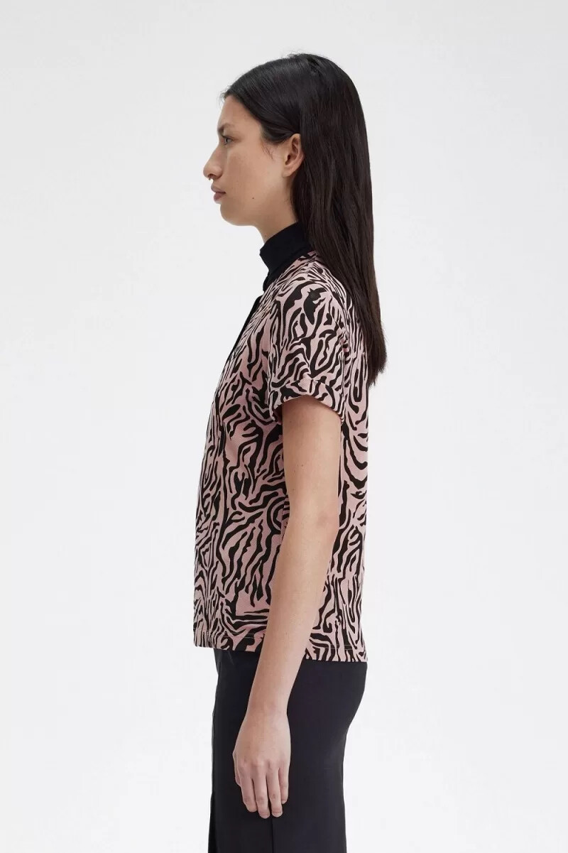 polo fred perry con estampado de cebra para mujer en rosa empolvado