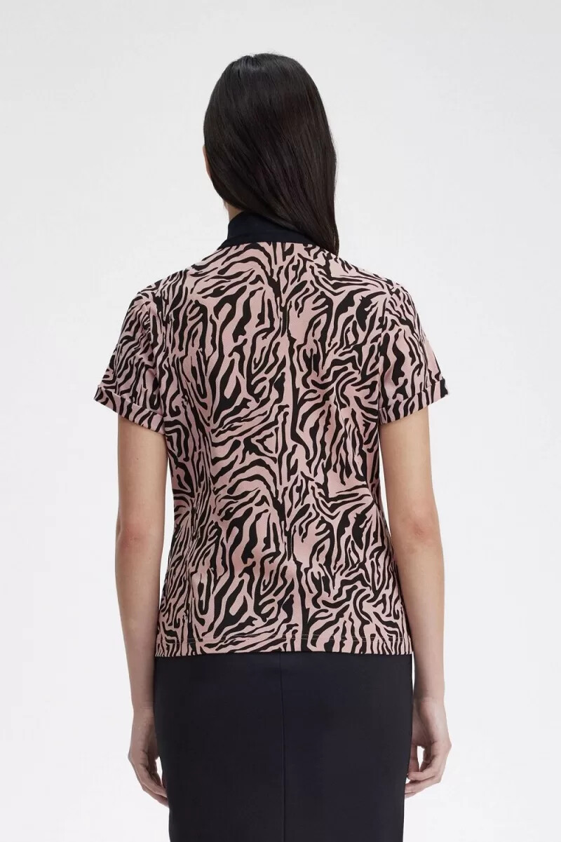 polo fred perry con estampado de cebra para mujer en rosa empolvado