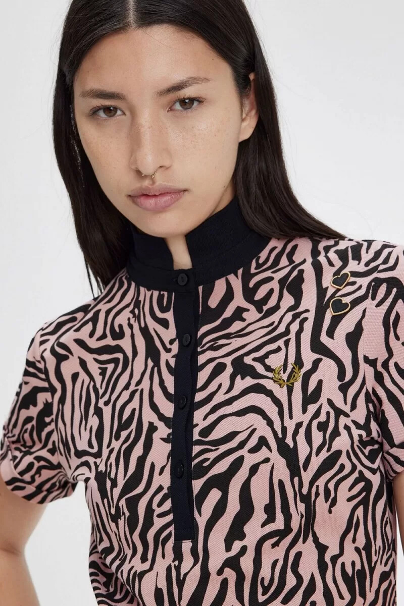 polo fred perry con estampado de cebra para mujer en rosa empolvado