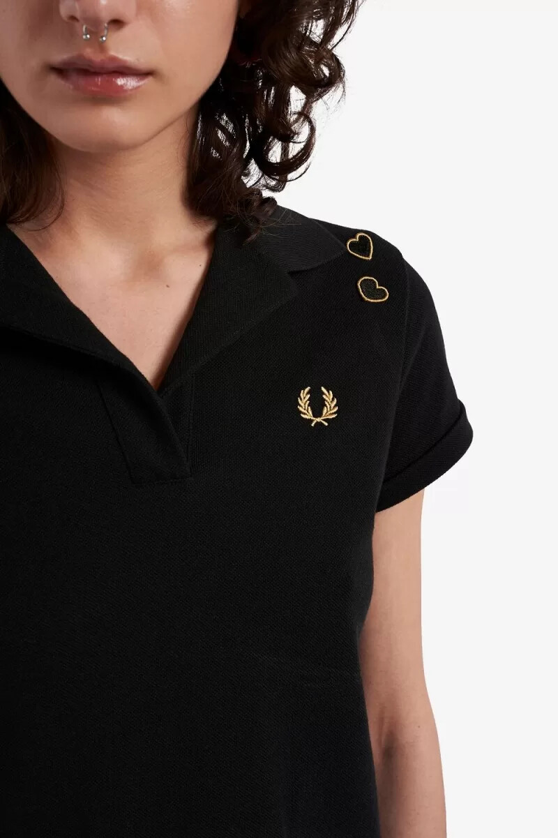 polo fred perry de piqué con cuello abierto para mujer color negro